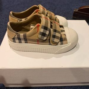 Burberry kids Sz 9c